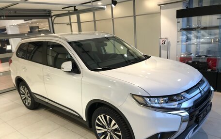 Mitsubishi Outlander III рестайлинг 3, 2019 год, 2 740 000 рублей, 20 фотография