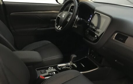 Mitsubishi Outlander III рестайлинг 3, 2019 год, 2 740 000 рублей, 19 фотография