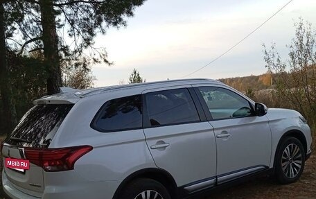 Mitsubishi Outlander III рестайлинг 3, 2019 год, 2 740 000 рублей, 11 фотография