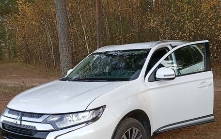 Mitsubishi Outlander III рестайлинг 3, 2019 год, 2 740 000 рублей, 10 фотография