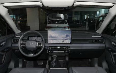 Toyota RAV4, 2025 год, 4 150 000 рублей, 8 фотография