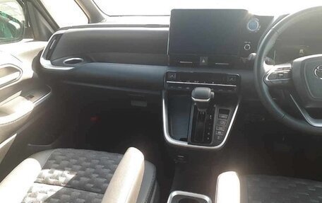 Toyota Voxy, 2022 год, 2 000 005 рублей, 4 фотография