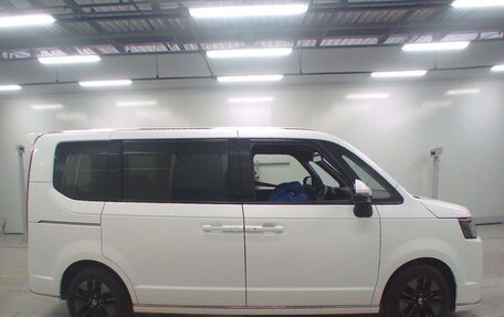 Honda Stepwgn, 2022 год, 2 590 000 рублей, 3 фотография