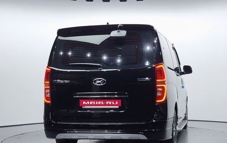 Hyundai Grand Starex Grand Starex I рестайлинг 2, 2020 год, 3 090 000 рублей, 17 фотография