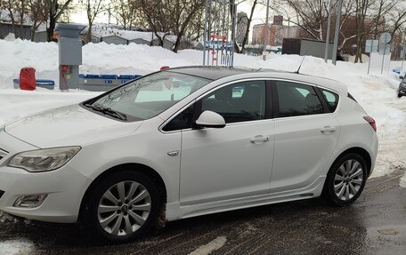 Opel Astra J, 2011 год, 670 000 рублей, 1 фотография
