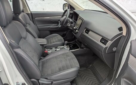 Mitsubishi Outlander III рестайлинг 3, 2021 год, 2 700 000 рублей, 10 фотография