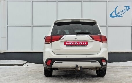 Mitsubishi Outlander III рестайлинг 3, 2021 год, 2 700 000 рублей, 6 фотография