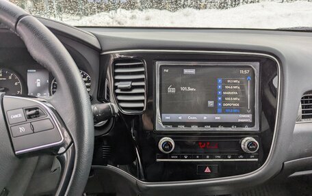 Mitsubishi Outlander III рестайлинг 3, 2021 год, 2 700 000 рублей, 21 фотография