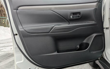 Mitsubishi Outlander III рестайлинг 3, 2021 год, 2 700 000 рублей, 17 фотография