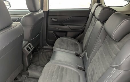 Mitsubishi Outlander III рестайлинг 3, 2021 год, 2 700 000 рублей, 25 фотография