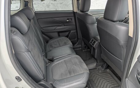 Mitsubishi Outlander III рестайлинг 3, 2021 год, 2 700 000 рублей, 24 фотография