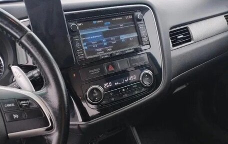 Mitsubishi Outlander III рестайлинг 3, 2013 год, 1 400 000 рублей, 2 фотография