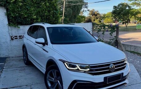 Volkswagen Tiguan II, 2021 год, 2 700 000 рублей, 2 фотография