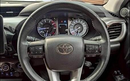 Toyota Hilux VIII, 2022 год, 4 400 000 рублей, 12 фотография