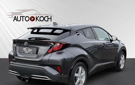 Toyota C-HR I рестайлинг, 2021 год, 3 000 000 рублей, 5 фотография