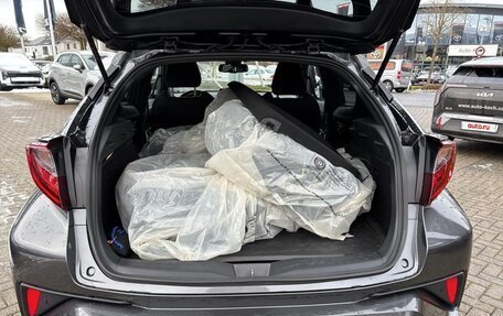 Toyota C-HR I рестайлинг, 2021 год, 3 000 000 рублей, 7 фотография