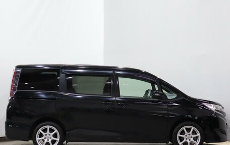 Toyota Noah III, 2018 год, 2 290 000 рублей, 4 фотография