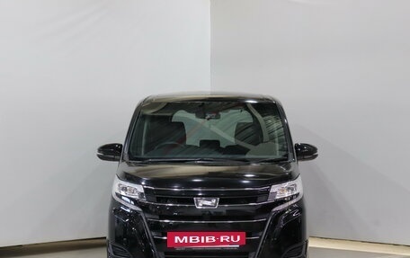 Toyota Noah III, 2018 год, 2 290 000 рублей, 2 фотография