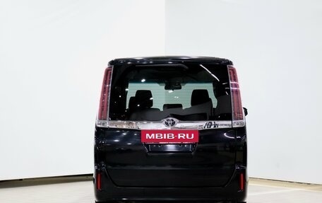 Toyota Noah III, 2018 год, 2 290 000 рублей, 6 фотография