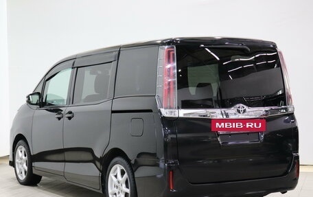 Toyota Noah III, 2018 год, 2 290 000 рублей, 7 фотография