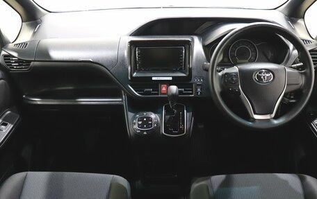 Toyota Noah III, 2018 год, 2 290 000 рублей, 14 фотография