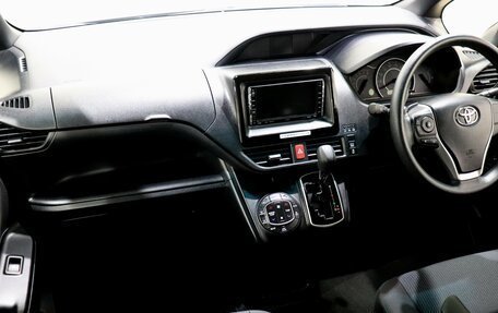 Toyota Noah III, 2018 год, 2 290 000 рублей, 15 фотография