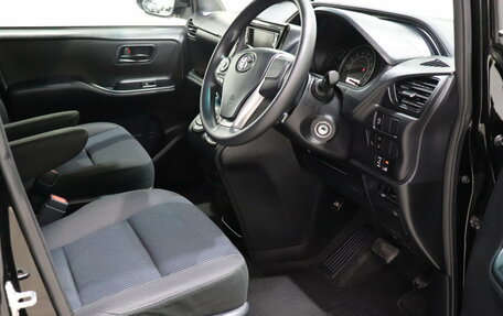 Toyota Noah III, 2018 год, 2 290 000 рублей, 17 фотография