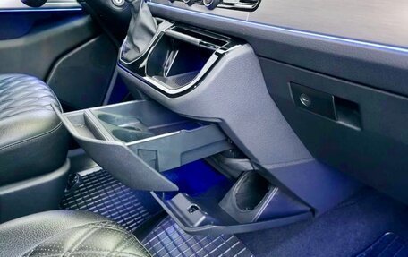 Volkswagen Caravelle T6 рестайлинг, 2017 год, 3 250 000 рублей, 23 фотография