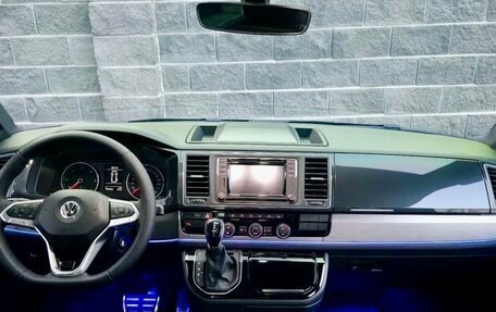 Volkswagen Caravelle T6 рестайлинг, 2017 год, 3 250 000 рублей, 18 фотография