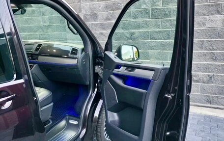 Volkswagen Caravelle T6 рестайлинг, 2017 год, 3 250 000 рублей, 20 фотография