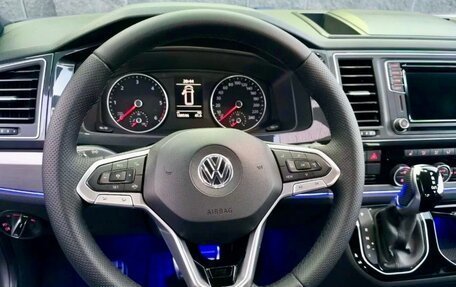 Volkswagen Caravelle T6 рестайлинг, 2017 год, 3 250 000 рублей, 17 фотография