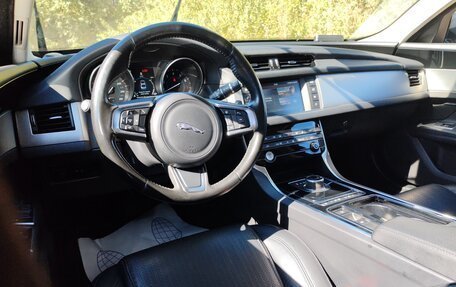 Jaguar XF II, 2018 год, 1 900 000 рублей, 6 фотография