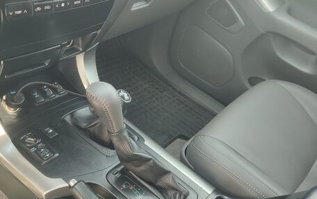 Toyota Land Cruiser Prado 120 рестайлинг, 2004 год, 2 000 000 рублей, 7 фотография