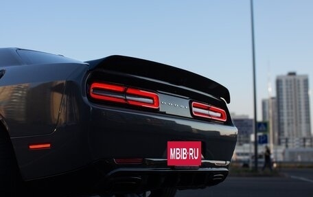 Dodge Challenger III рестайлинг 2, 2017 год, 3 600 000 рублей, 4 фотография