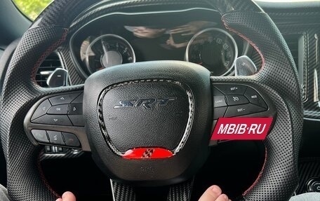 Dodge Challenger III рестайлинг 2, 2017 год, 3 600 000 рублей, 6 фотография