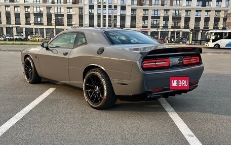 Dodge Challenger III рестайлинг 2, 2017 год, 3 600 000 рублей, 21 фотография