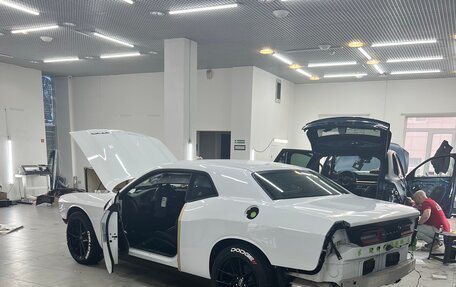 Dodge Challenger III рестайлинг 2, 2017 год, 3 600 000 рублей, 29 фотография