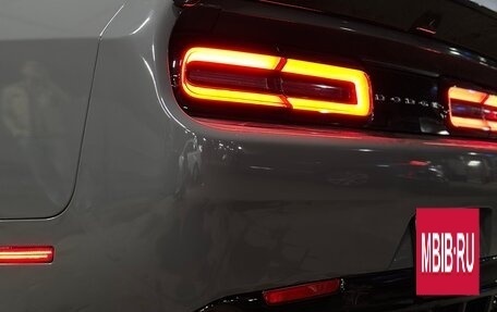 Dodge Challenger III рестайлинг 2, 2017 год, 3 600 000 рублей, 24 фотография