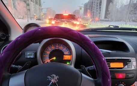 Peugeot 107 I рестайлинг, 2014 год, 650 000 рублей, 7 фотография