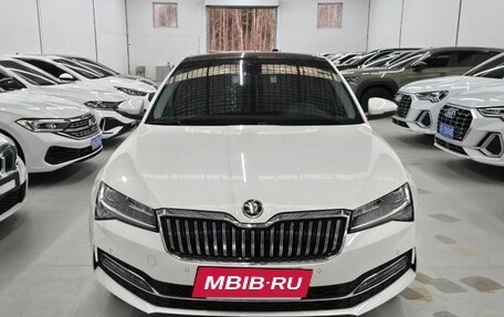 Skoda Superb III рестайлинг, 2021 год, 2 000 000 рублей, 2 фотография
