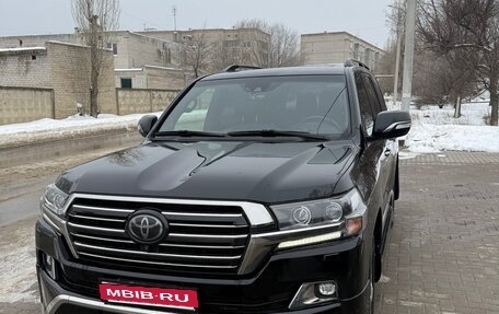 Toyota Land Cruiser 200, 2017 год, 6 000 000 рублей, 1 фотография