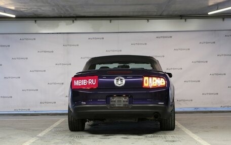 Ford Mustang VI рестайлинг, 2010 год, 1 990 000 рублей, 6 фотография