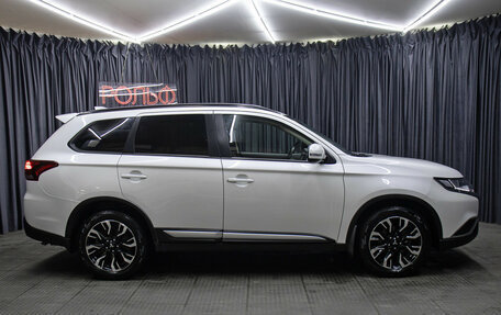 Mitsubishi Outlander III рестайлинг 3, 2022 год, 2 698 000 рублей, 4 фотография