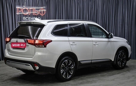 Mitsubishi Outlander III рестайлинг 3, 2022 год, 2 698 000 рублей, 5 фотография