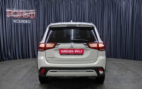 Mitsubishi Outlander III рестайлинг 3, 2022 год, 2 698 000 рублей, 6 фотография