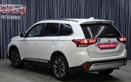 Mitsubishi Outlander III рестайлинг 3, 2022 год, 2 698 000 рублей, 7 фотография