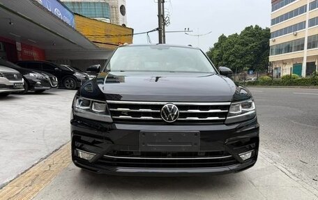 Volkswagen Tiguan II, 2021 год, 2 700 000 рублей, 2 фотография