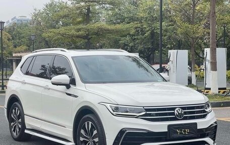 Volkswagen Tiguan II, 2021 год, 2 600 000 рублей, 1 фотография