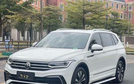 Volkswagen Tiguan II, 2021 год, 2 600 000 рублей, 3 фотография