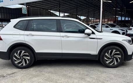 Volkswagen Tiguan II, 2021 год, 2 600 000 рублей, 2 фотография